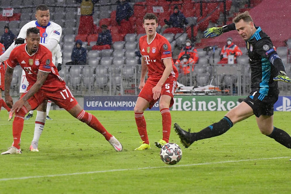 Kylian Mbappé (l.) beim Abschluss gegen die Bayern-Abwehr.