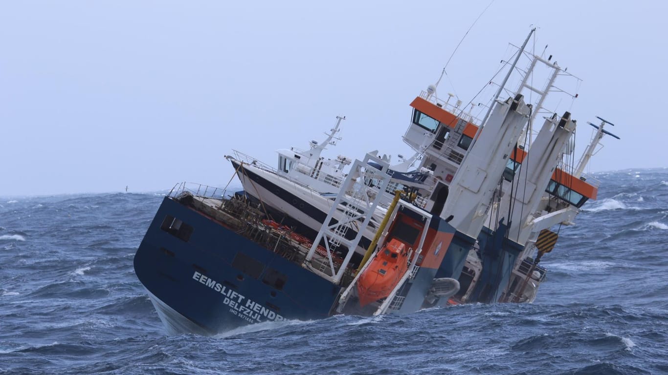 Die niederländische "Eemslift Hendrika": Das Frachtschiff treibt ohne Besatzung vor Norwegen.