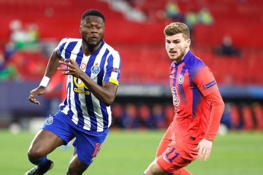 Chancel Mbemba (l) von Porto und Timo Werner (r) vom FC Chelsea in Aktion.