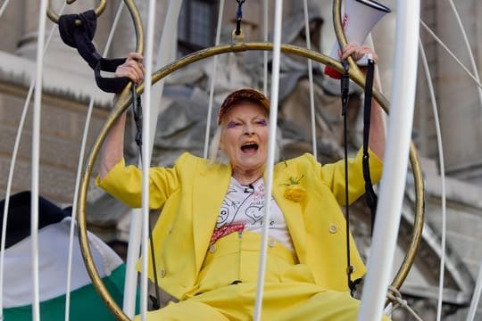 Die britische Modedesignerin Dame Vivienne Westwood bleibt auch im Alter rebellisch: Hier protestiert sie gegen die Auslieferung von Wikileaks-Gründer Assange an die USA (2020).