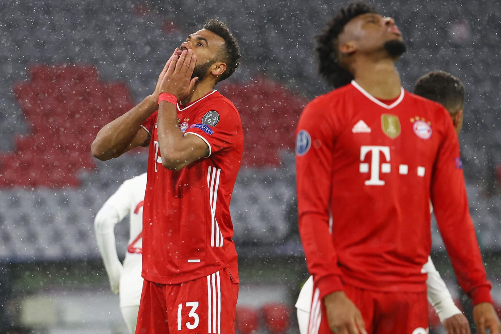 Heimpleite im Champions-League-Duell mit PSG: Die Bayern Eric Maxim Choupo-Moting und Kingsley Coman können es nicht fassen.