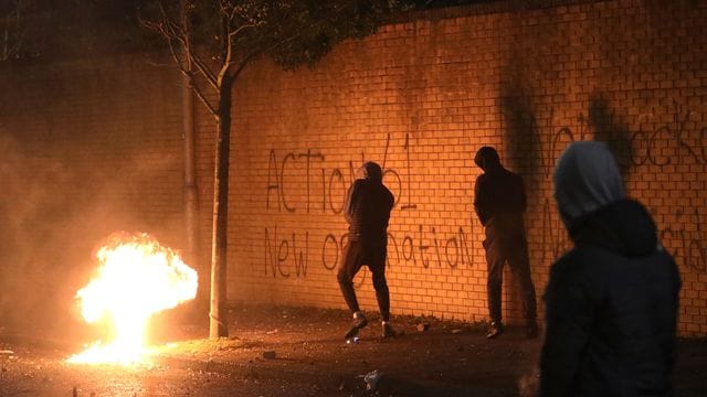 Eine Benzinbombe wurde über die Friedensmauer in West Belfast geworfen. Eine Benzinbombe wurde über die Friedensmauer in West Belfast geworfen.