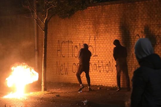 Eine Benzinbombe wurde über die Friedensmauer in West Belfast geworfen.