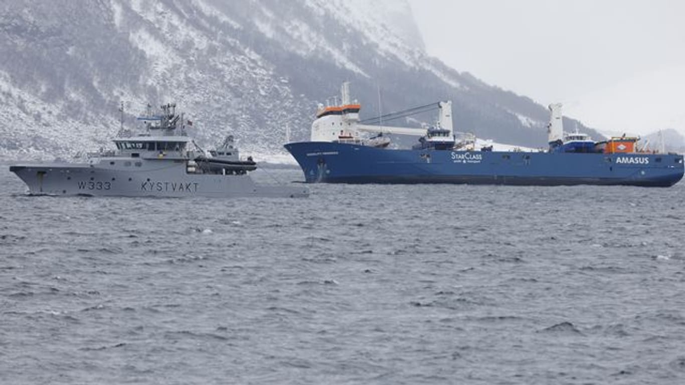 Das Frachtschiff "Eemslift Hendrika" wird vor Ålesund an Land geschleppt.
