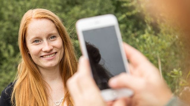 Wer mit der Handykamera Bewerbungsfotos macht, sollte auf die Brennweite achten, da durch die weitwinklige Linse das Gesicht schneller verzerrt wird. Wer mit der Handykamera Bewerbungsfotos macht, sollte auf die Brennweite achten, da durch die weitwinklige Linse das Gesicht schneller verzerrt wird.