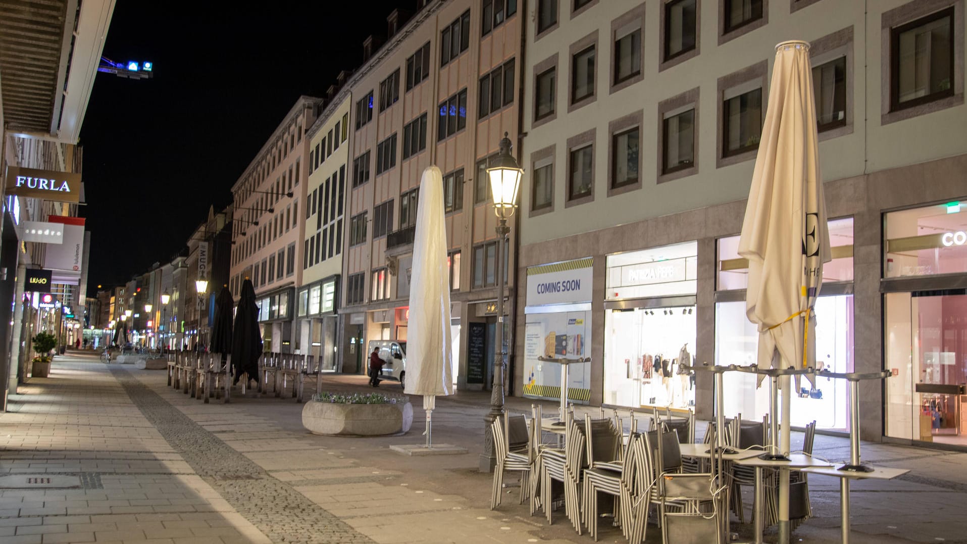 Leergefegte Innenstadt: Das Grundrecht der Bewegungsfreiheit wird durch Ausgangssperren eingeschränkt. Leergefegte Innenstadt: Das Grundrecht der Bewegungsfreiheit wird durch Ausgangssperren eingeschränkt.