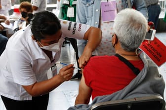 Ein Impfzentrum in Mexiko-Stadt: Hier sollen vorrangig ältere Menschen gegen das Coronavirus geimpft werden.