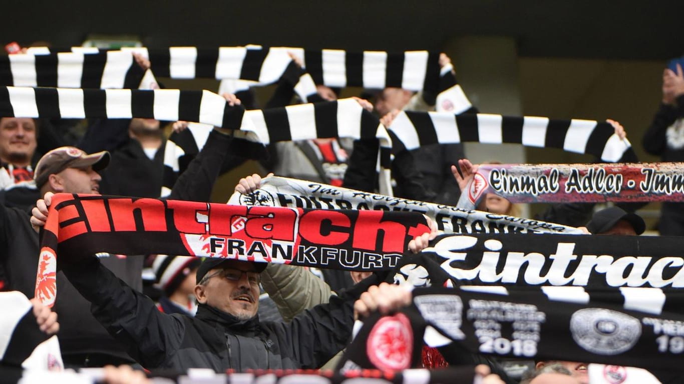 Fans von Eintracht Frankfurt halten Schals in die Luft (Archivbild): Laut einer Umfrage hat die Eintracht die "geilsten Fans".