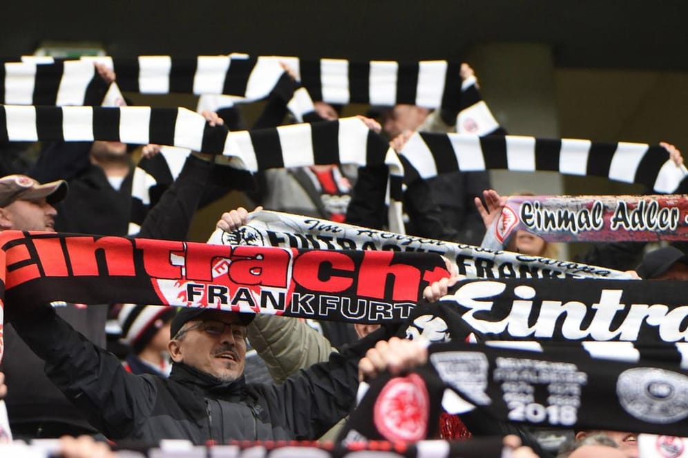 Fans von Eintracht Frankfurt halten Schals in die Luft (Archivbild): Laut einer Umfrage hat die Eintracht die "geilsten Fans".