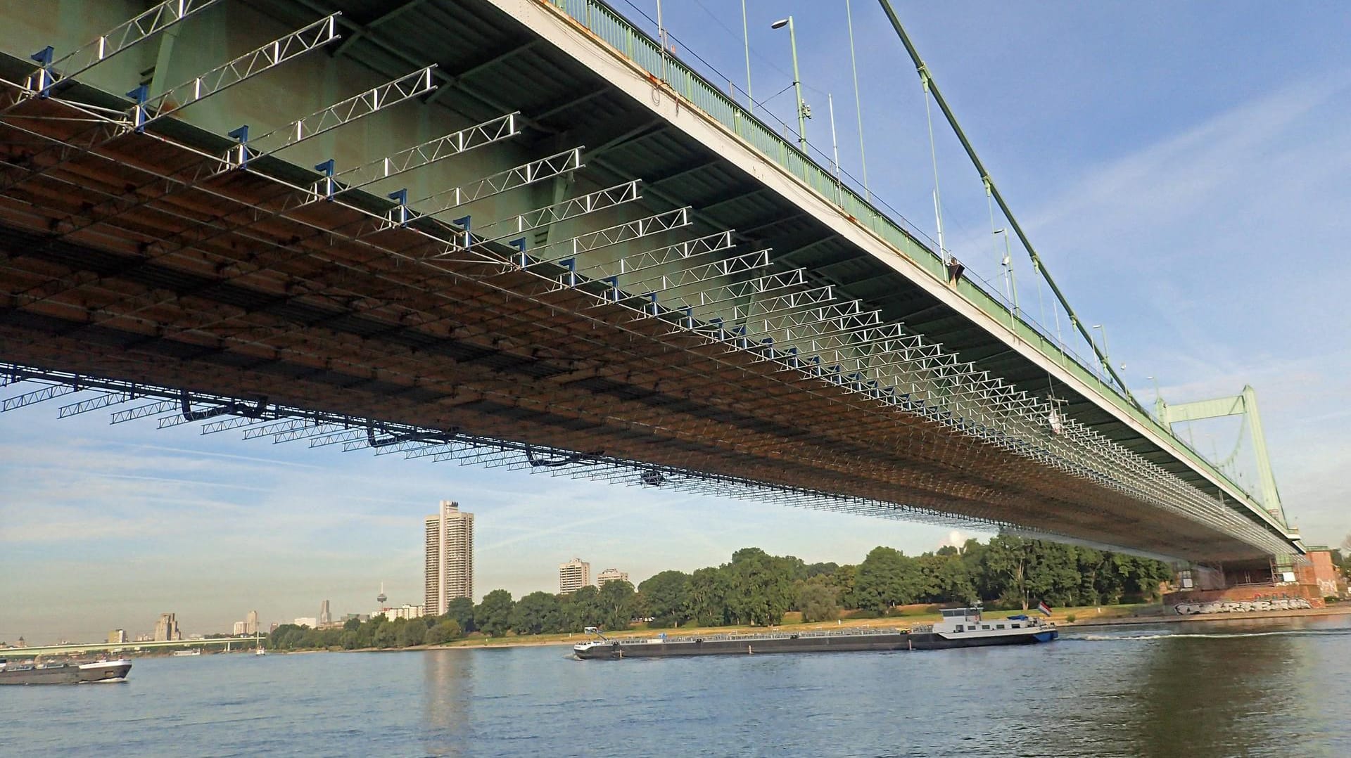 Mühlheimer Brücke (Archivbild): Die Mülheimer Brücke ist eine Hängebrücke über dem Rhein und verbindet die Kölner Stadtteile Mülheim und Riehl.