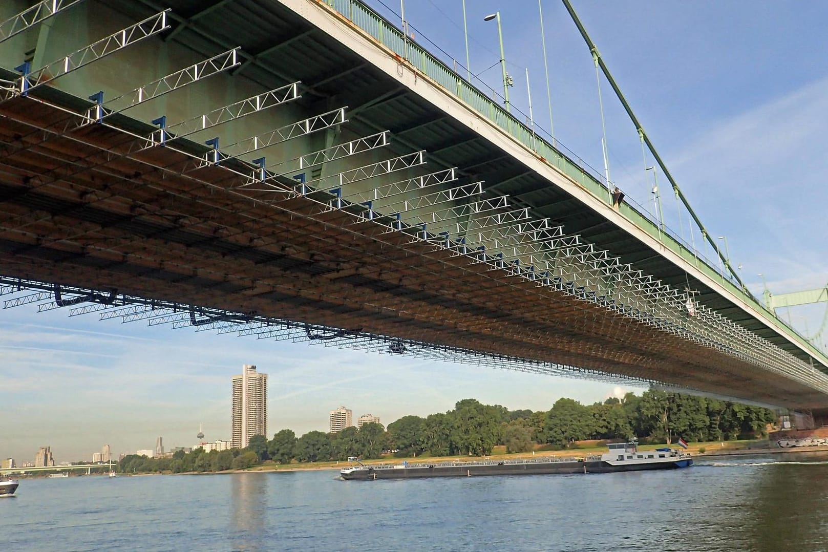 Mühlheimer Brücke (Archivbild): Die Mülheimer Brücke ist eine Hängebrücke über dem Rhein und verbindet die Kölner Stadtteile Mülheim und Riehl.