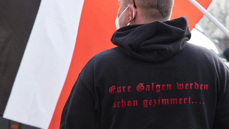 Ein Mann trägt einen Pullover mit einer antisemitischen Aufschrift: So erschien er vergangene Woche bei einer rechten Kundgebung in Dortmund.