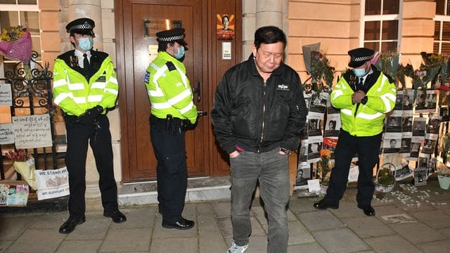 Myanmars Botschafter in Großbritannien Kyaw Zwar Minn ist ein erklärter Gegner der Militärjunta in seinem Land. Myanmars Botschafter in Großbritannien Kyaw Zwar Minn ist ein erklärter Gegner der Militärjunta in seinem Land.