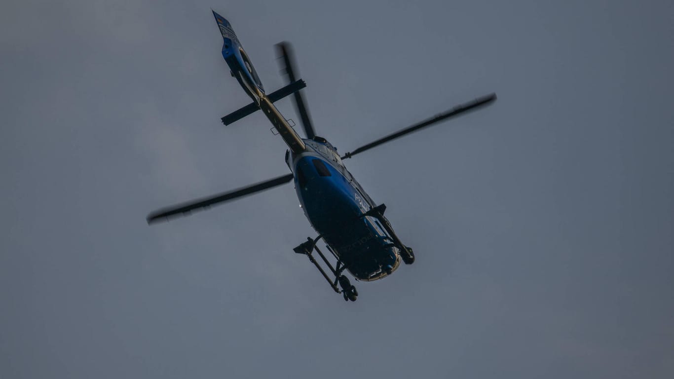 Ein Polizeihubschrauber im Einsatz (Symbolbild): Bei der Suche nach der 16-Jährigen wurde ein Hubschrauber mit einer Wärmebildkamera eingesetzt.
