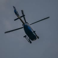 Ein Polizeihubschrauber im Einsatz (Symbolbild): Bei der Suche nach der 16-Jährigen wurde ein Hubschrauber mit einer Wärmebildkamera eingesetzt.