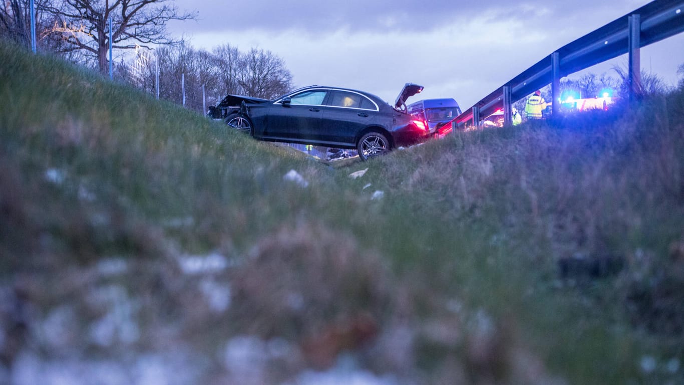 Ein verunglückter PKW: Der Wintereinbruch führt zu zahlreichen Glätte-Unfällen auf Deutschlands Autobahnen.