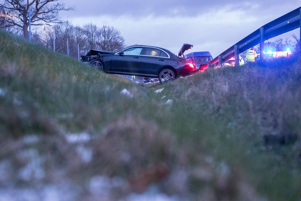 Ein verunglückter PKW: Der Wintereinbruch führt zu zahlreichen Glätte-Unfällen auf Deutschlands Autobahnen.