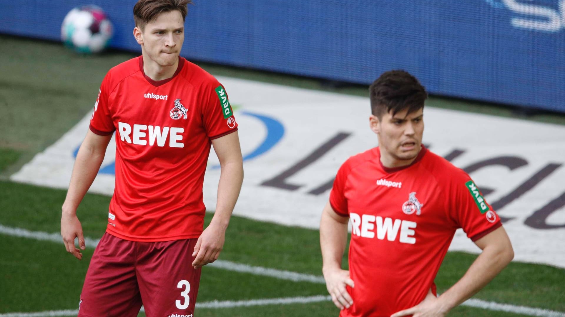 Noah Katterbach und Jorge Mere am Spielfeldrand (Archivbild): Die FC-Bosse glauben weiterhin an ihre Spieler.