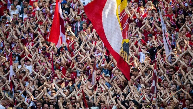 Die Rückkehr von Fans in die Stadien ist nach Meinung des Bayern-Fanclubchefs derzeit überhaupt nicht vertretbar. Die Rückkehr von Fans in die Stadien ist nach Meinung des Bayern-Fanclubchefs derzeit überhaupt nicht vertretbar.