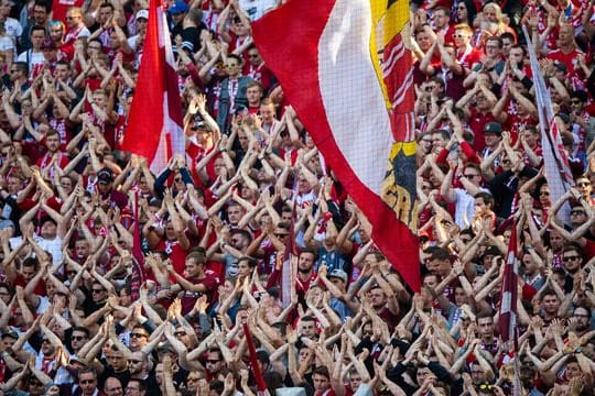 Die Rückkehr von Fans in die Stadien ist nach Meinung des Bayern-Fanclubchefs derzeit überhaupt nicht vertretbar.