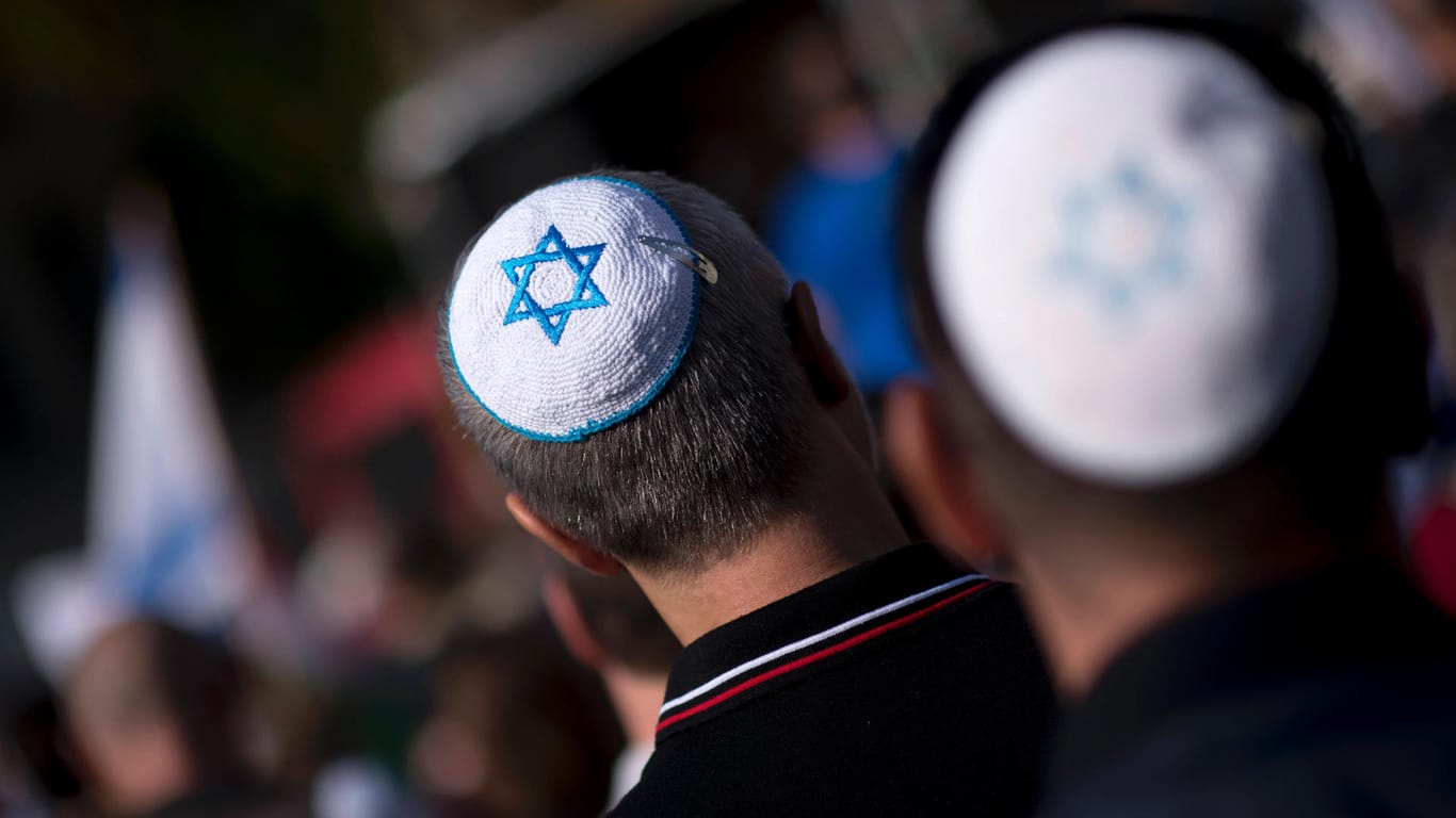 Männer tragen Kippa als Ausdruck des jüdischen Glaubens: Dortmund steht immer wieder mit antisemitischen Vorfällen in der Öffentlichkeit.