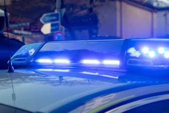 Polizeifahrzeug mit Blaulicht (Symbolbild): In Hagen ist ein Autofahrer unter Drogen aufgeflogen.