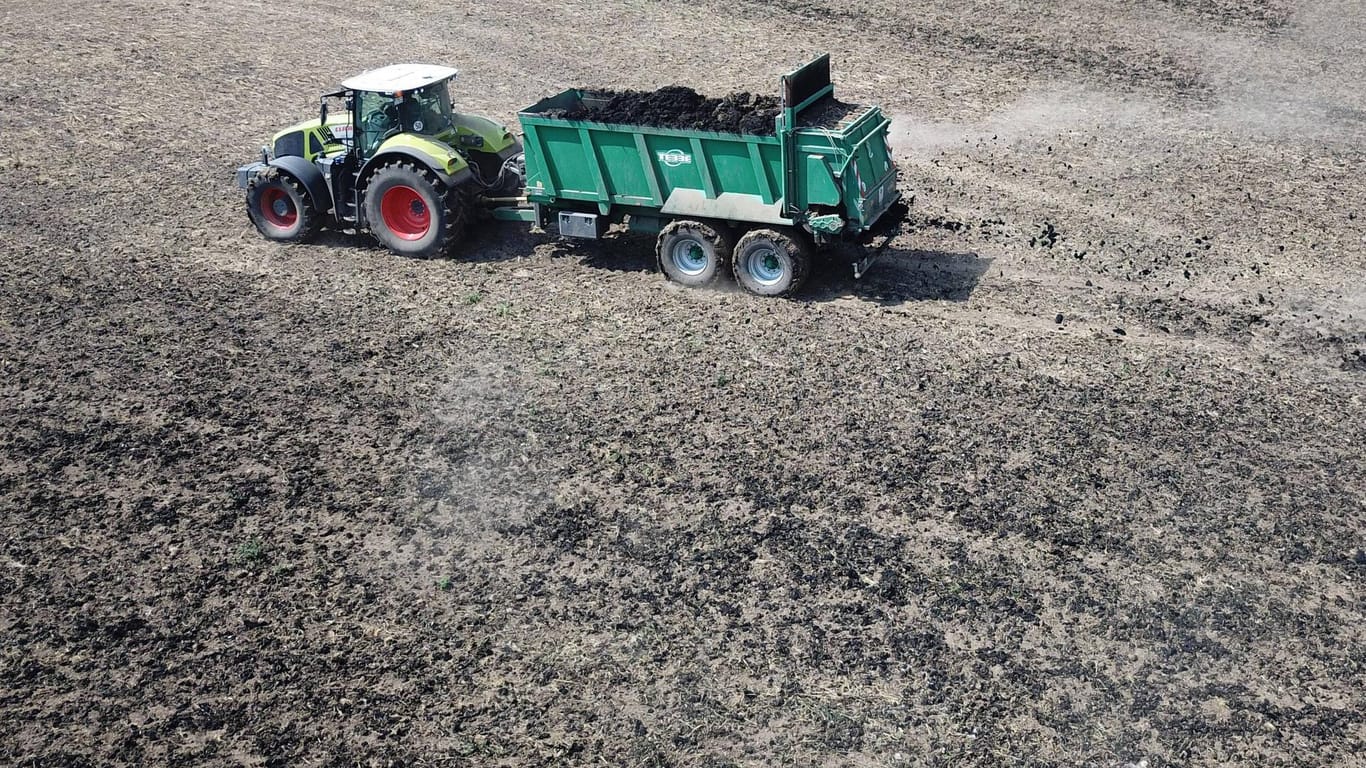 Ein Traktor düngt Felder (Symbolbild): Die gern genutzte Möglichkeit, Klärschlamm als Düngemittel in der Landwirtschaft einzusetzen, wurde stark eingeschränkt.