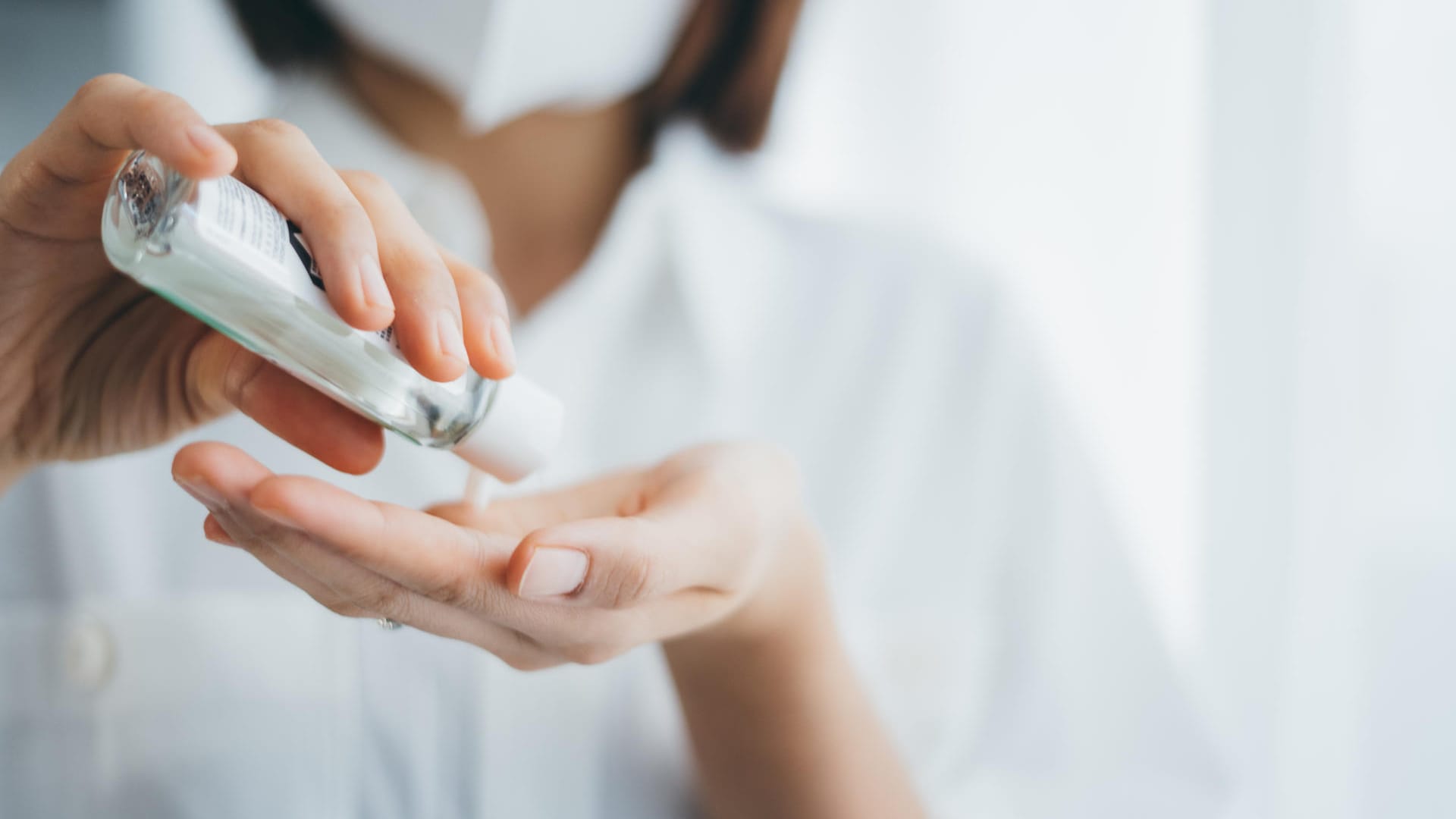 Handhygiene: Dermatologen raten dazu, lieber zu Desinfektionsmittel zu verwenden.