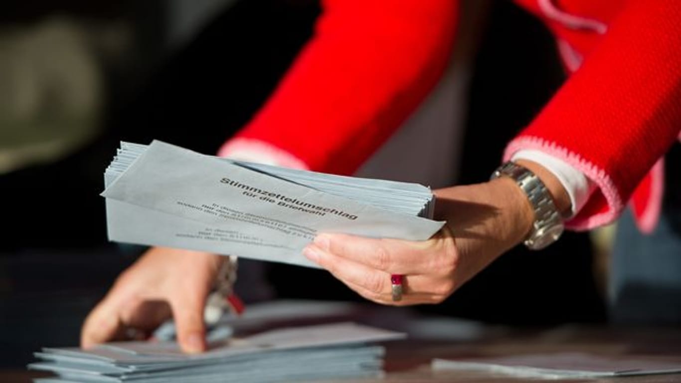 Wahlhelfer sortieren Briefwahlstimmen: Berlin sucht für den Wahlherbst 2021 mehr Helfer als sonst.