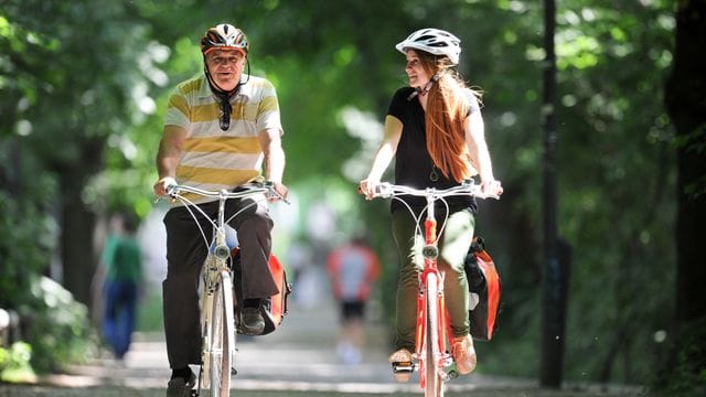 Ein eher aufrechter Sitz schont den Rücken beim Radfahren.
