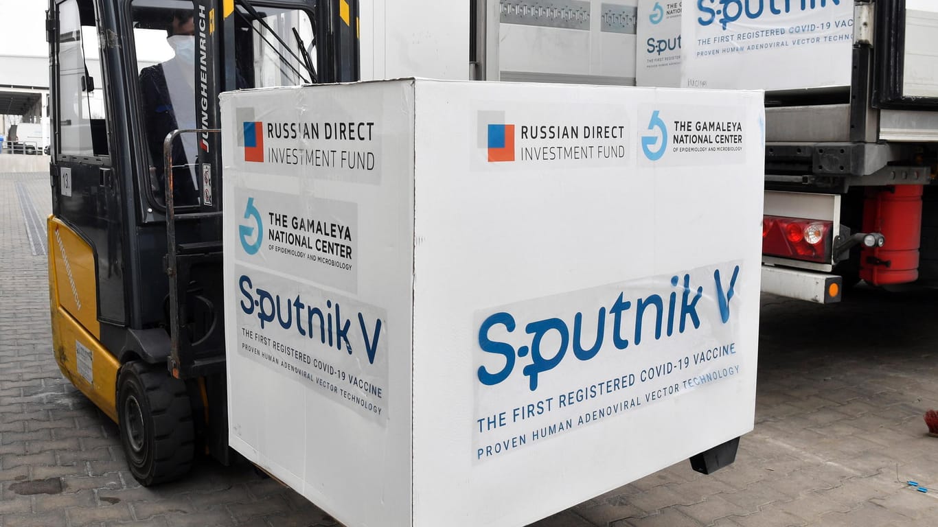 Kisten mit Dosen des russischen Corona-Impfstoffs Sputnik V in Ungarn: In mehreren Ländern kommt der russische Impfstoff bereits zum Einsatz.