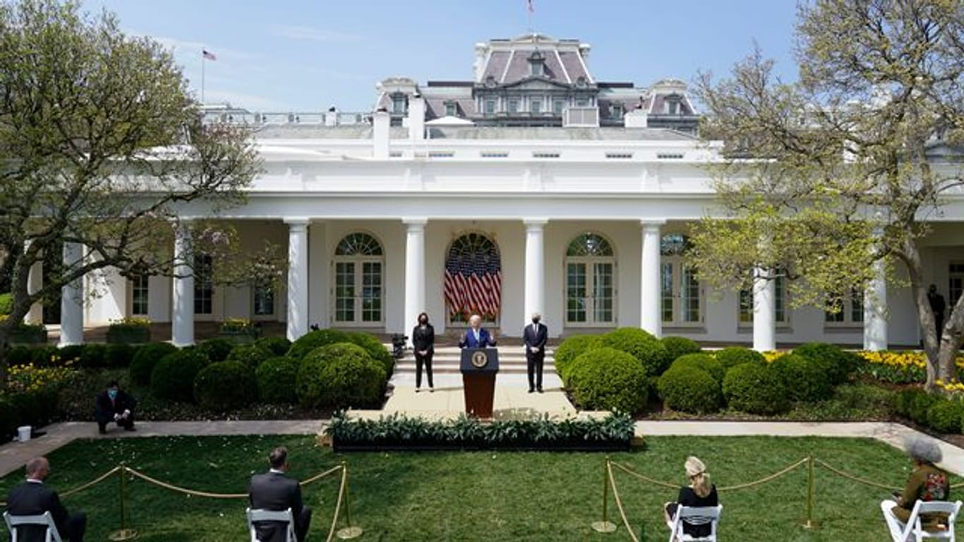 US-Präsident Joe Biden (M) spricht im Rosengarten des Weißen Hauses.
