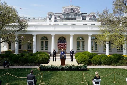 US-Präsident Joe Biden (M) spricht im Rosengarten des Weißen Hauses.