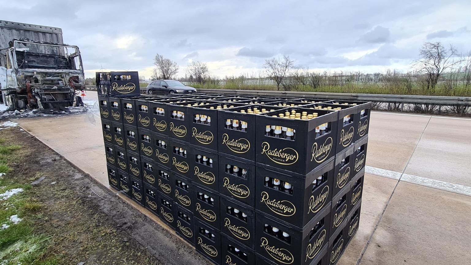 Etliche Kisten Bier und das Wrack eines Lastwagens stehen auf der Autobahn 14. Zwischen Mutzschen und der Raststätte Muldental (Landkreis Leipzig) war der Lkw mit Bierladung in Brand geraten. Etliche Kisten Bier und das Wrack eines Lastwagens stehen auf der Autobahn 14. Zwischen Mutzschen und der Raststätte Muldental (Landkreis Leipzig) war der Lkw mit Bierladung in Brand geraten.
