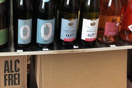 Im "Null Prozent Späti" mit Onlineshop für alkoholfreie Biere, Rum, Gin, Whisky, Wodka und Wein geht es um den Trend "Mindful Drinking".