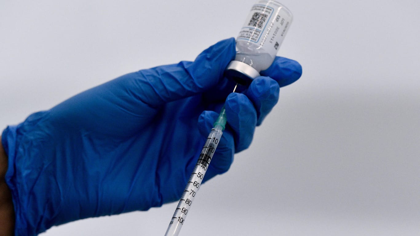 Medizinisches Personal zieht eine Spritze mit Impfstoff auf (Symbolbild): In Wuppertal bringen Besuche des Imfpzentrums Probleme mit sich.