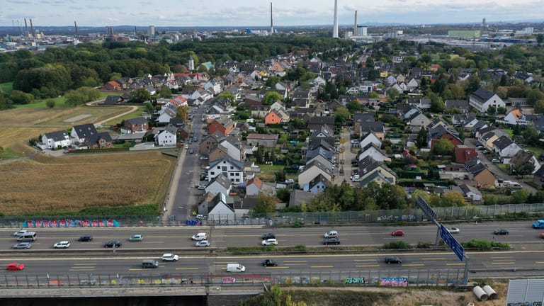 Blick auf eine Siedlung in Köln-Merkenich, im Hintergrund die Kraftwerke: Anwohner wehren sich gegen eine neue Verbrennungsanlage.