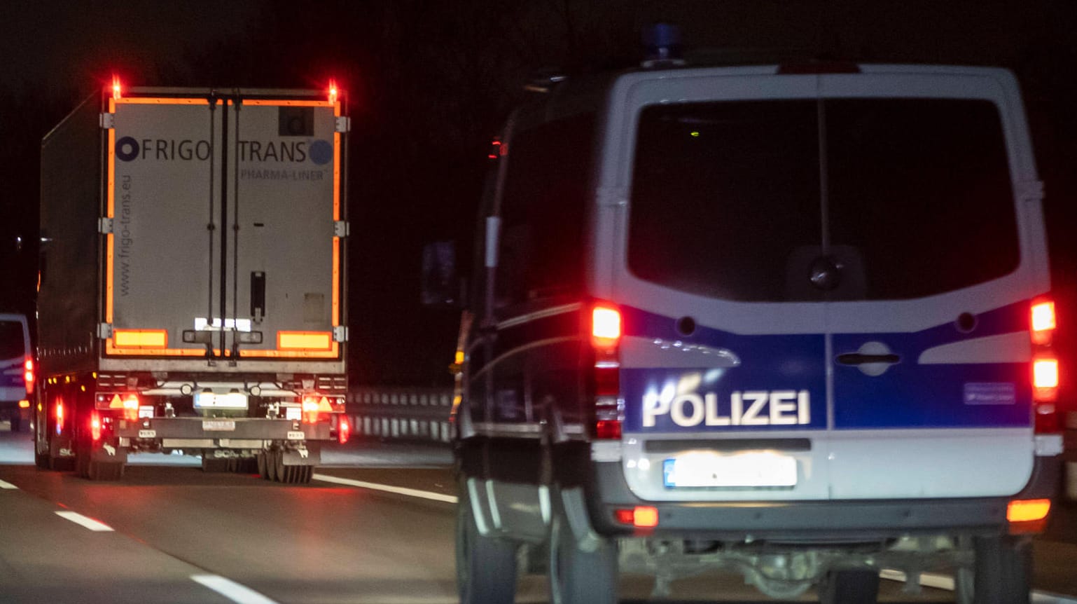 Polizeiautos auf einer Autobahn bei Düsseldorf (Symbolbild): Mitten auf der A46 im Raum Düsseldorf ist ein Transporter-Fahrer überfallen worden. Polizeiautos auf einer Autobahn bei Düsseldorf (Symbolbild): Mitten auf der A46 im Raum Düsseldorf ist ein Transporter-Fahrer überfallen worden.