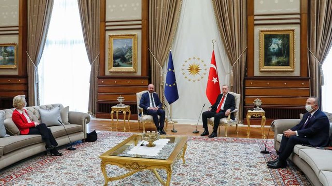 EU-Kommissionspräsidentin Ursula von der Leyen (l) bei dem EU-Türkei-Treffen in Ankara.