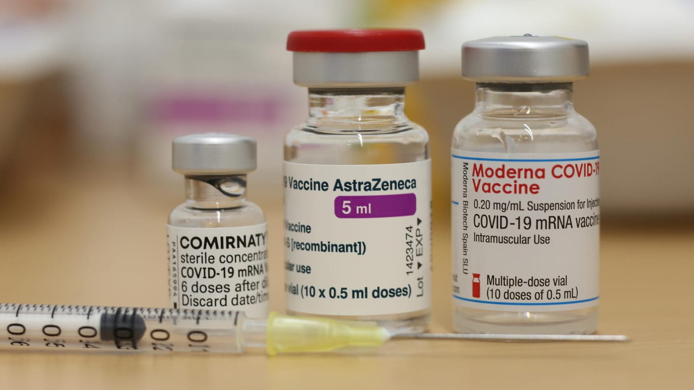Impfstoffampullen: In Deutschland werden bislang die Mittel von Biontech/Pfizer, Moderna und Astrazeneca verimpft.