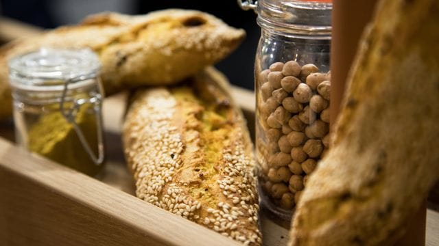 Wer kein separates Rezept für Baguette aus Kichererbsenmehl hat, sollte höchstens 25 Prozent des herkömmlichen Weizenmehls im herkömmlichen Rezept durch das proteinreiche Kichererbsenmehl ersetzen.