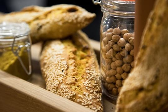 Wer kein separates Rezept für Baguette aus Kichererbsenmehl hat, sollte höchstens 25 Prozent des herkömmlichen Weizenmehls im herkömmlichen Rezept durch das proteinreiche Kichererbsenmehl ersetzen.