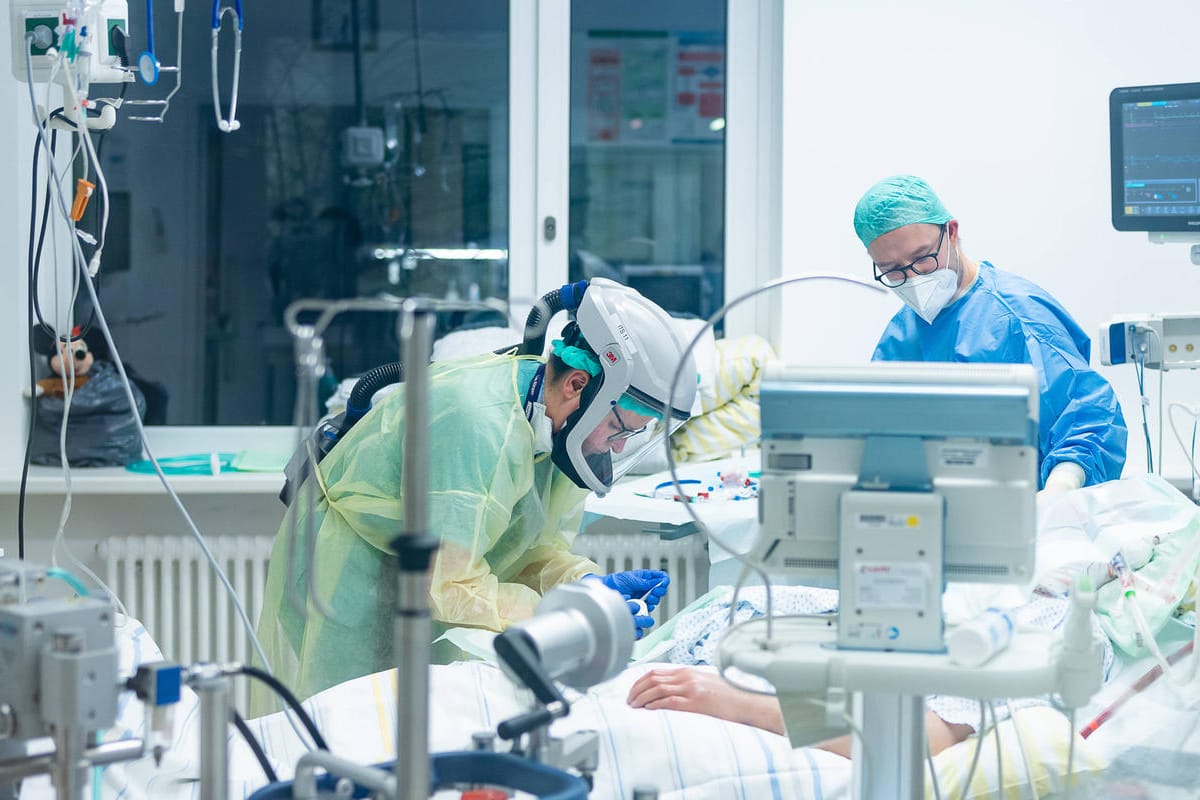 Covid-Intensivstation (Symbolbild): Laut Intensivmedizinern wird die Lage zunehmends kritisch.