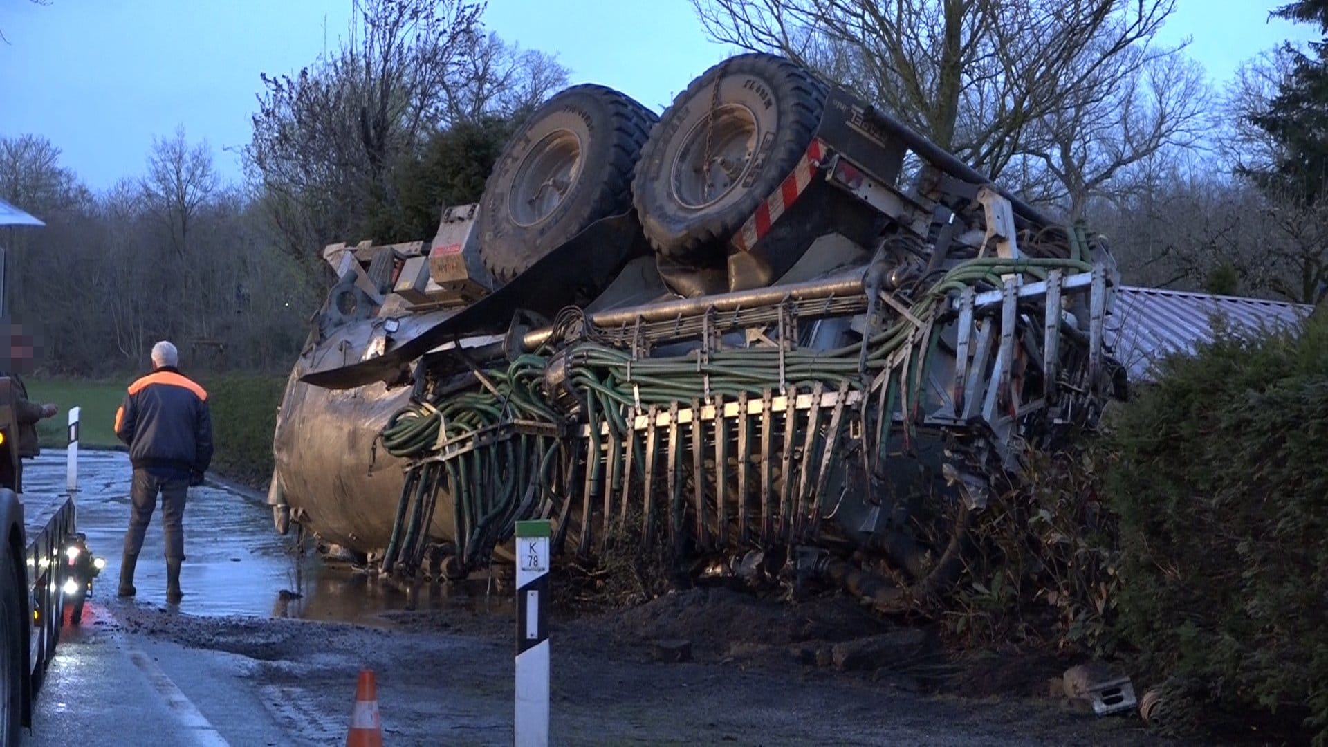 Umgekippter Traktor-Anhänger in Horstmar: Das angehängte Fass hatte 18 Tonnen Gülle geladen.