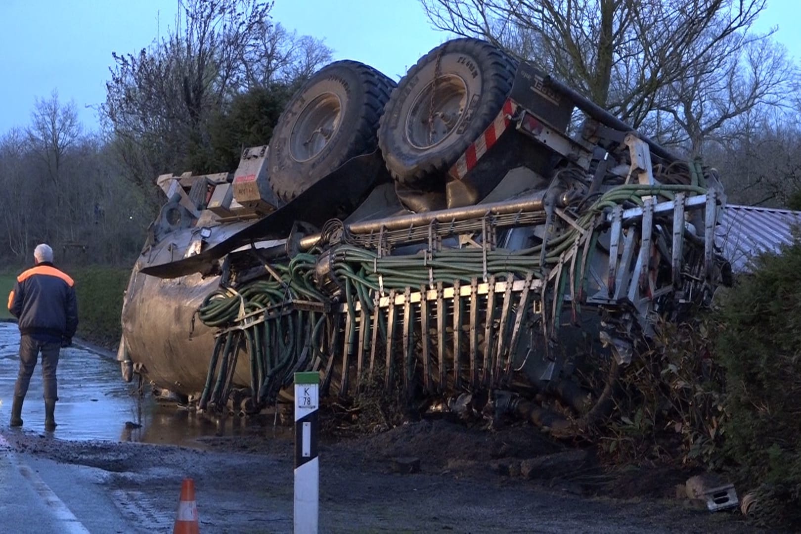 Umgekippter Traktor-Anhänger in Horstmar: Das angehängte Fass hatte 18 Tonnen Gülle geladen.