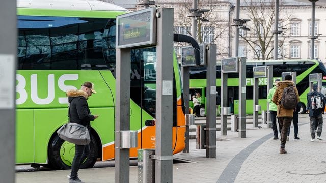 Hamburgs Zentraler Omnibusbahnhof ZOB an der Adenauerallee.