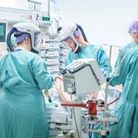 Covid-Intensivstation Uniklinik Dresden: Schon bald könnten die Krankenhäuser in Deutschland überlastet sein.
