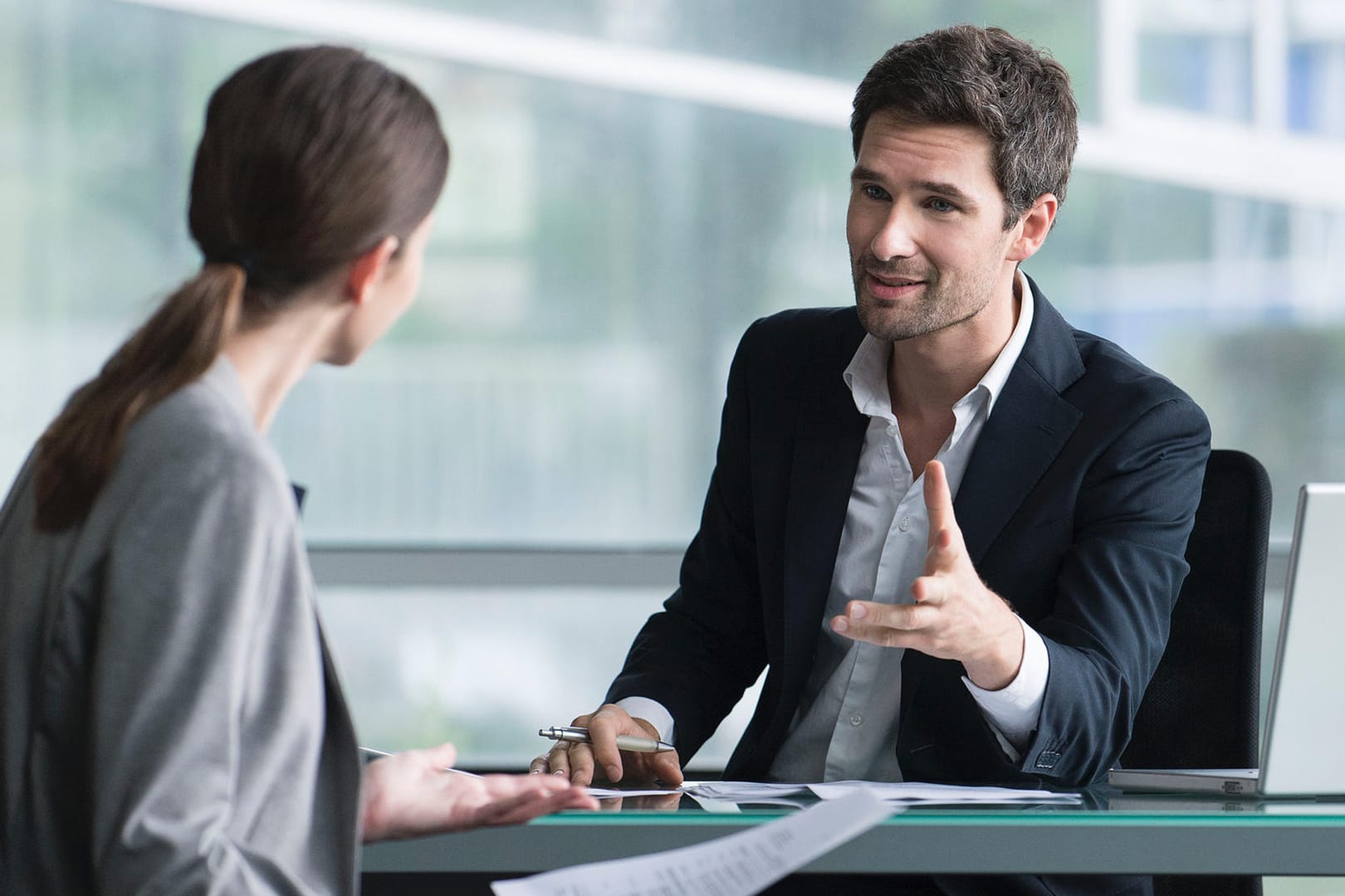 Berater mit einer Kundin (Symbolbild): Erst allmählich nehmen Banken und Finanzdienstleister Frauen als Zielgruppe für voll. Berater mit einer Kundin (Symbolbild): Erst allmählich nehmen Banken und Finanzdienstleister Frauen als Zielgruppe für voll.
