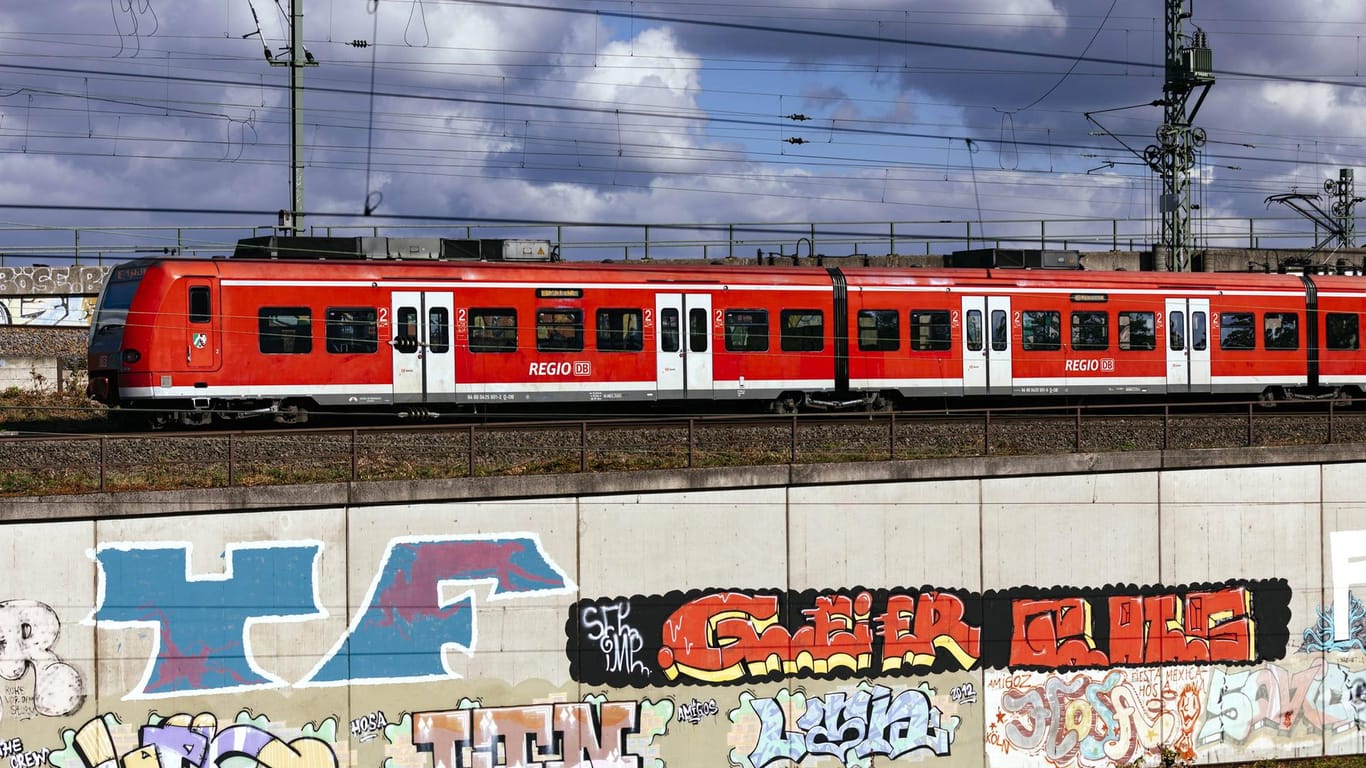 Eine S-Bahn in Köln-Deutz (Symbolbild): Ein Jugendlicher hat eine waghalsige Aktion gestartet.