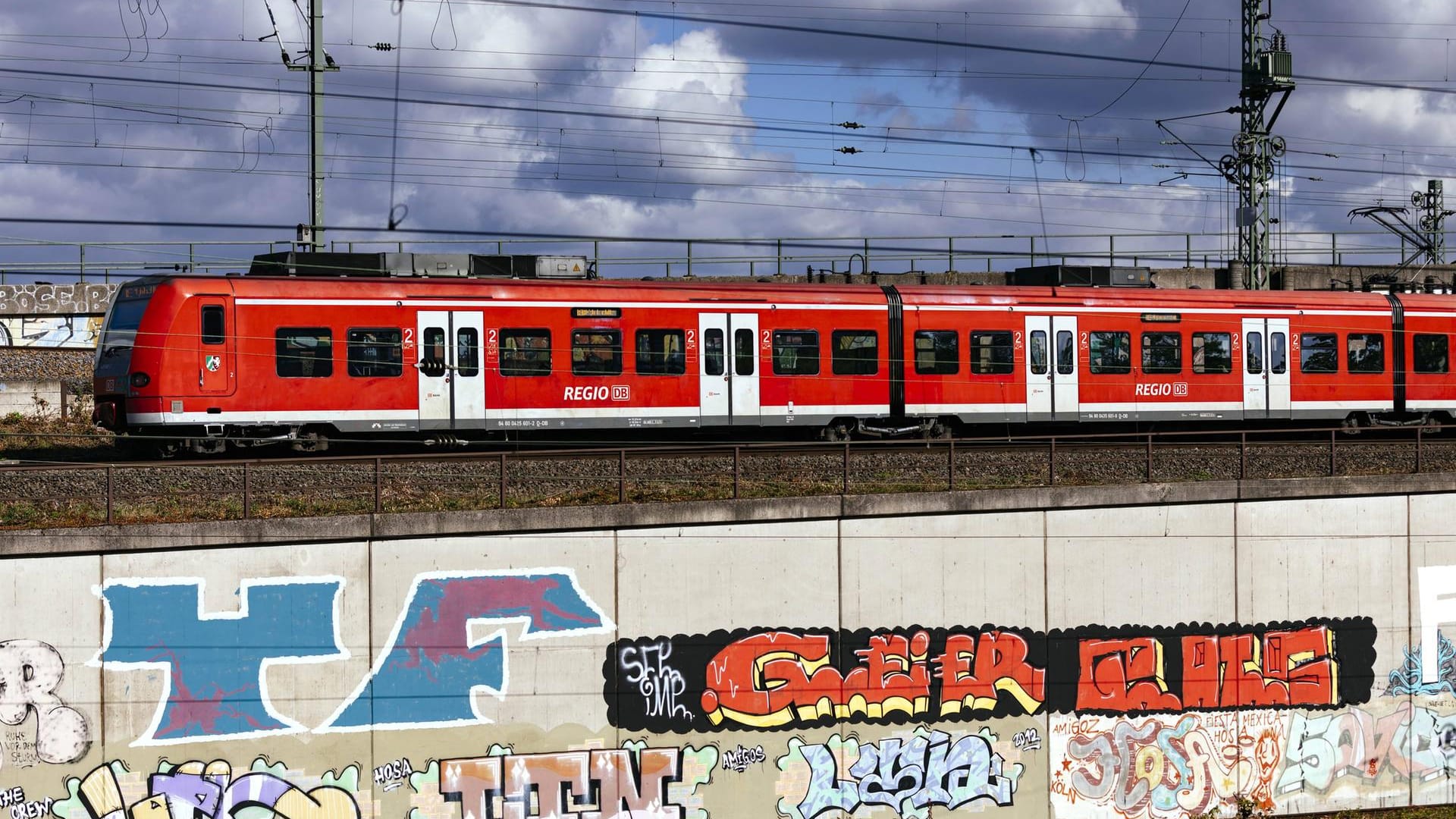 Eine S-Bahn in Köln-Deutz (Symbolbild): Ein Jugendlicher hat eine waghalsige Aktion gestartet. Eine S-Bahn in Köln-Deutz (Symbolbild): Ein Jugendlicher hat eine waghalsige Aktion gestartet.